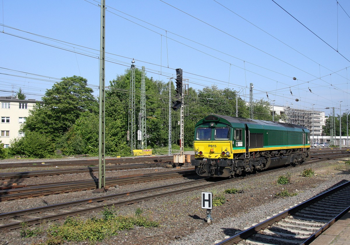 Die Class 66 PB15 von Railtraxx BVBA rangiert in Aachen-West. Aufgenommen vom Bahnsteig in Aachen-West bei bei schönem Sonnenschein am Abend vom 17.5.2014.