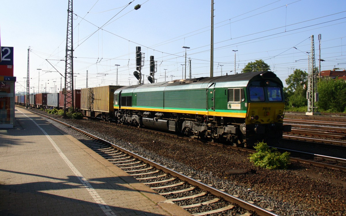 Die Class 66 PB15 von Railtraxx BVBA fährt mit einem langen MSC-Containerzug aus Weil Am Rhein(D) nach Antwerpen-Berendrecht(B) am Ende ist eine 186 909 von Crossrail fährt als Schubhilfe und schiebt von Aachen-West bis zum Gemmenicher-Tunnel. Aufgenommen vom Bahnsteig in Aachen-West bei schönem Sonnenschein am Abend vom 17.5.2014