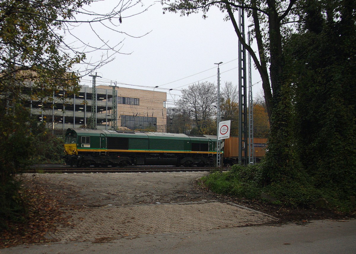 Die Class 66 PB15 von Railtraxx BVBA fährt mit viel Dieselpower mit einem langen Containerzug aus Novara(I) nach Geleen-Lutterade(NL) bei der Ausfahrt aus Aachen-West in Richtung Montzen/Belgien.
Aufgenommen von der Geschwister-Scholl-Straße in Aachen bei trübem Novemberwetter am Kalten 30.11.2014.