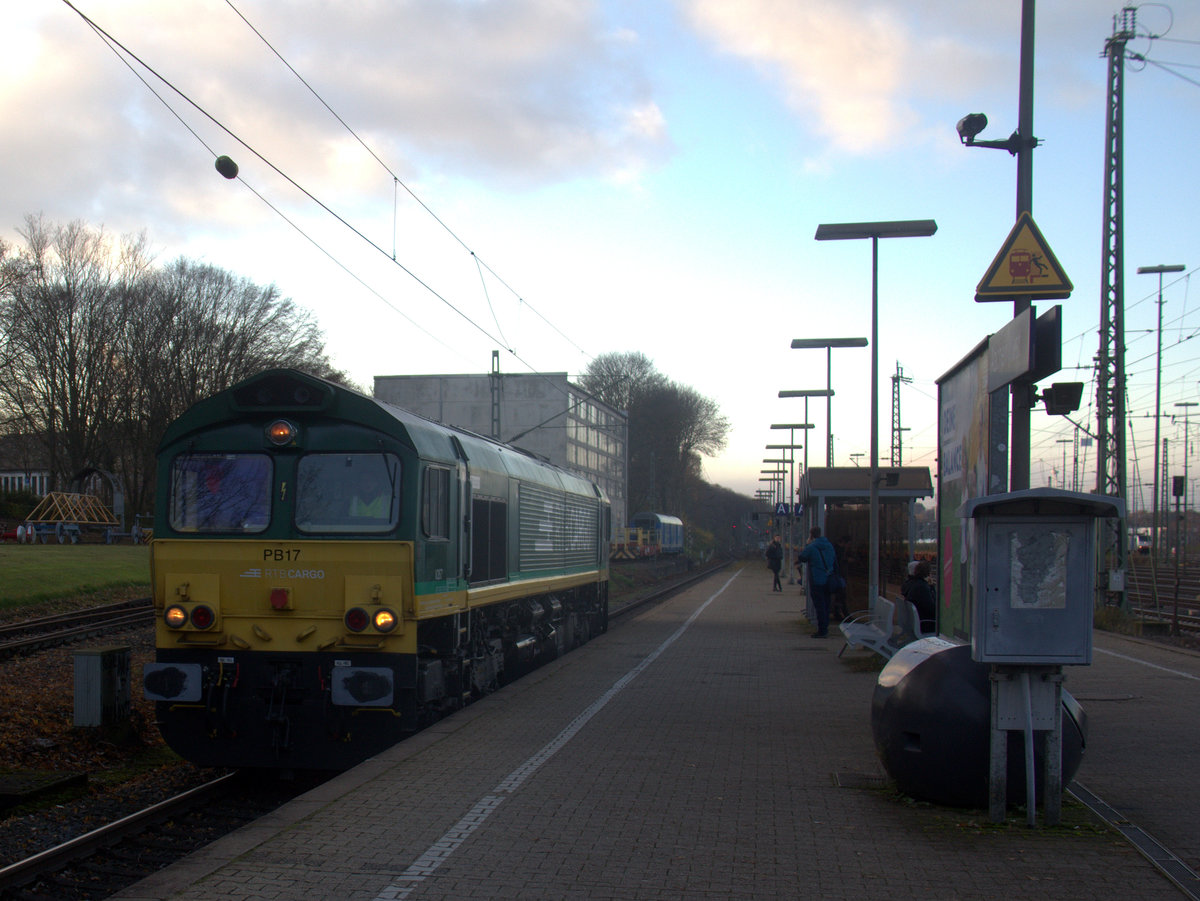 Die Class 66 PB17 von der Rurtalbahn-Cargo fährt als Lokzug aus Aachen-West in Richtung Montzen/Belgien.
Aufgenommen am Bahnsteig in Aachen-West.
Bei Sonne und Wolken am Nachmittag vom 3.12.2019.