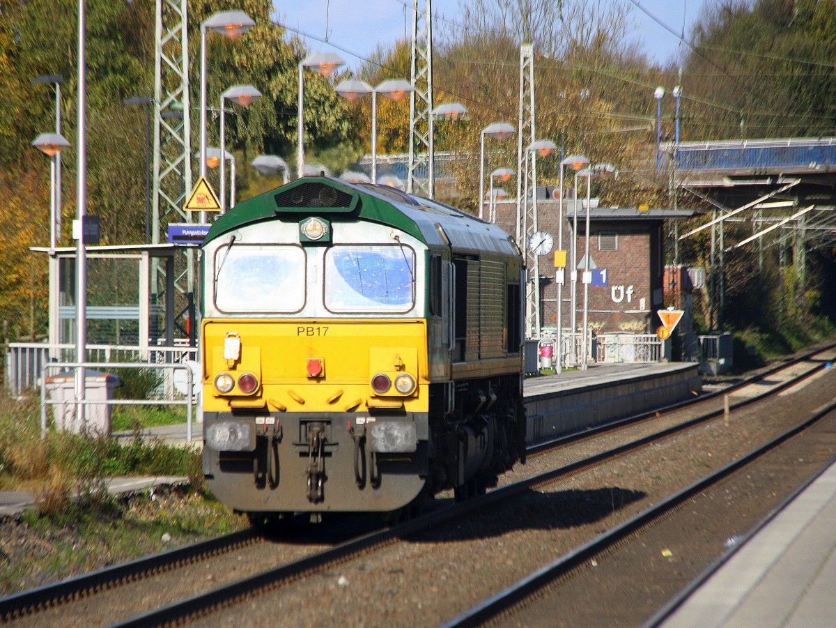 Die Class 66 PB17 von der Rurtalbahn-Cargo kommt durch Übach-Palenberg als Lokzug aus Venlo(NL) nach Aachen-West und kommt aus Richtung Rheydt,Wickrath,Beckrath,Herrath,Erkelenz,Baal,Hückelhoven-Baal,Brachelen,,Lindern,Süggerrath,Geilenkirchen,Frelenberg,Zweibrüggen und fährt in Richtung Rimburg,Finkenrath,Hofstadt,Herzogenrath, Kohlscheid,Richterich,Laurensberg,Aachen-West. Bei schönem Novemberwetter am Nachmittag vom 2.11.2014. 