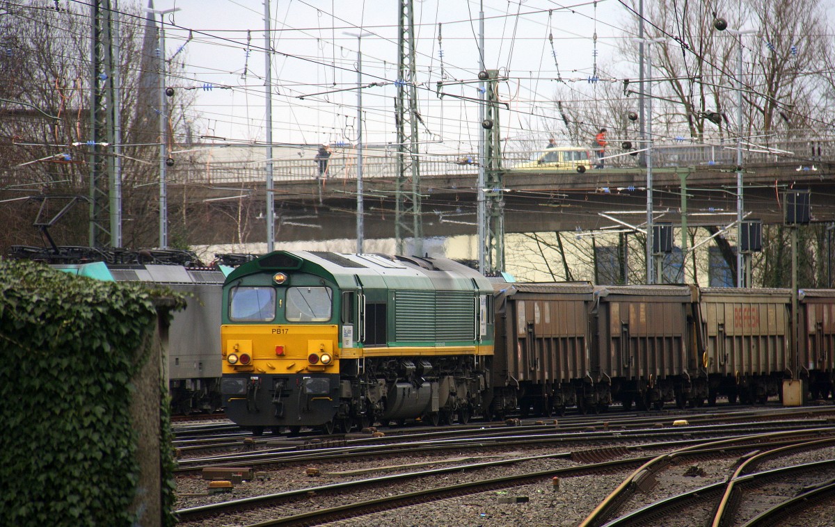 Die Class 66 PB17 von der Rurtalbahn-Cargo  kommt mit einem Bleizug aus Antwerpen-Lillo(B) nach Stolberg-Hammer und fährt in Aachen-West ein. 
Aufgenommen vom Bahnsteig in Aachen-West.
Bei Wolken am Nachmittag vom 21.3.2016. 