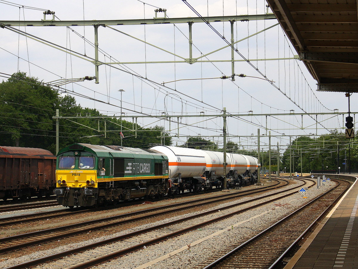 Die Class 66 PB18 von der Rurtalbahn kommt mit einem Gaszug aus Marl(D) nach Geleen-Lutterade(NL) und fährt durch Sittard(NL) in Richtung Geleen-Lutterade(NL).
Aufgenommen vom Bahnsteig 2 in Sittard(NL). 
Bei Sommerwetter am Mittag vom 15.6.2017.