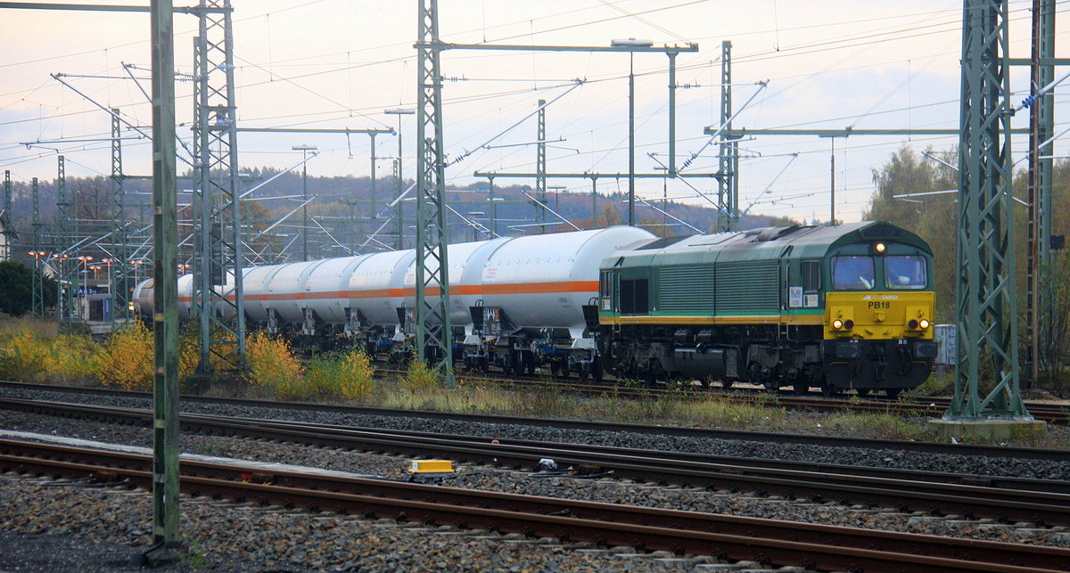 Die Class 66 PB18 von der Rurtalbahn steht mit einem Gaszug in Herzogenrath und wartet auf die Abfahrt in Richtung Heerlen(NL) 
Aufegenommen von der Bicherouxstraß in Herzogenrath.
Am Nachmittag vom 10.11.2016.