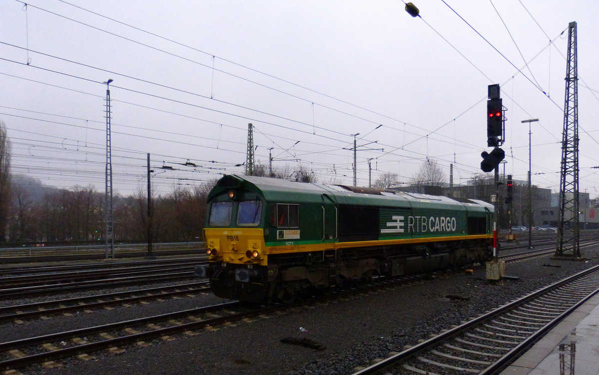 Die Class 66 PB18 von der Rurtalbahn-Cargo kommt als Lokzug aus  Stolberg-Rheinland nach Aachen-West und fährt in Aachen-West ein im Schneeregen am Nasskalten 2.2.2018.
Aufgenommen vom Bahnsteig in Aachen-West.
Am Nachmittag vom 2.2.2018.