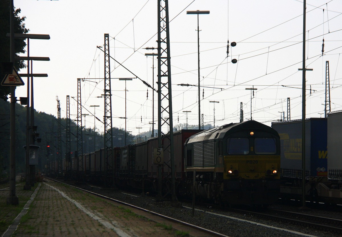Die Class 66 PB20 von Railtraxx BVBA steht in Aachen-West mit einem langen Containerzug von Aachen-West nach Belgien. Aufgenommen vom Bahnsteig in Aachen-West bei schönem Sonnenschein am Abend vom 22.9.2014. 