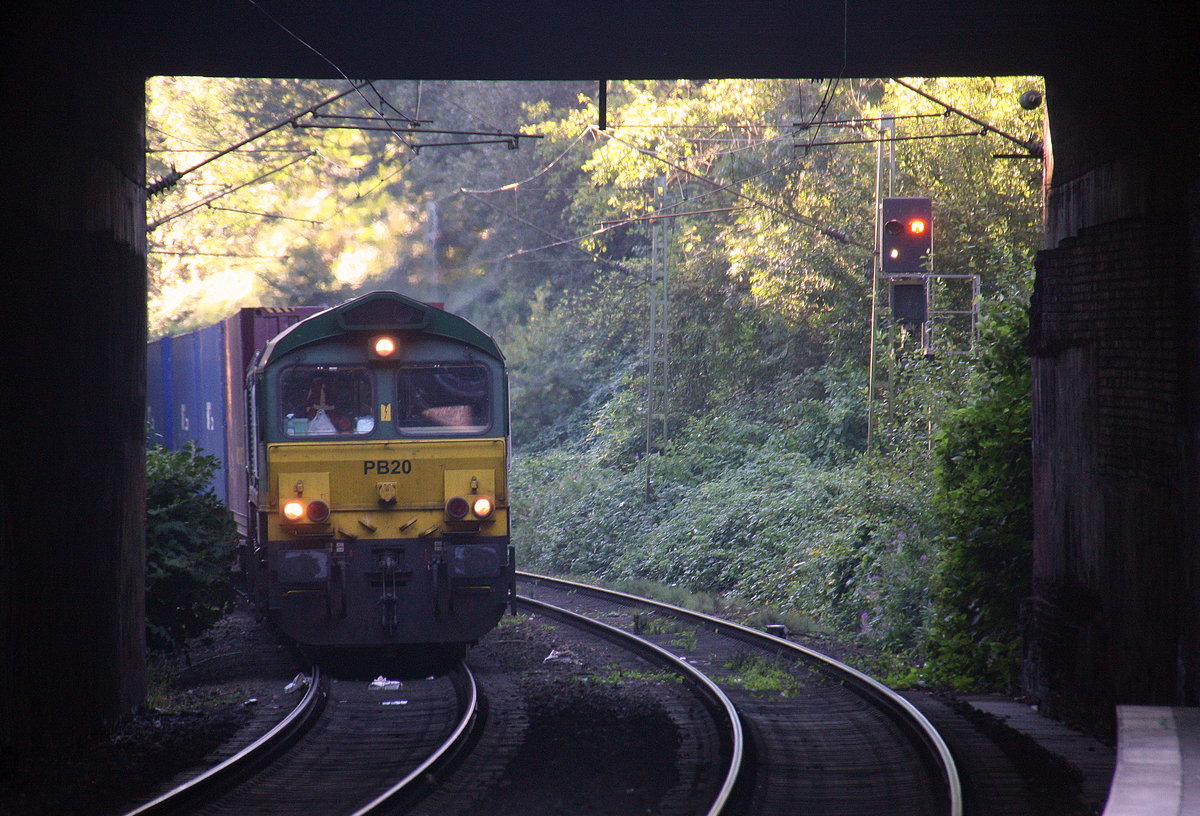 Die Class 66 PB20 von Railtraxx kommt aus Richtung Köln,Aachen-Hbf und fährt durch Aachen-Schanz mit einem KLV-Containerzug aus Frankfurt-Höchstadt am Main(D) nach Genk-Goederen(B) und fährt in Richtung Aachen-West. Aufgenommen vom Bahnsteig von Aachen-Schanz. 
An einem schönem Sommermorgen am Morgen vom 7.9.2016.