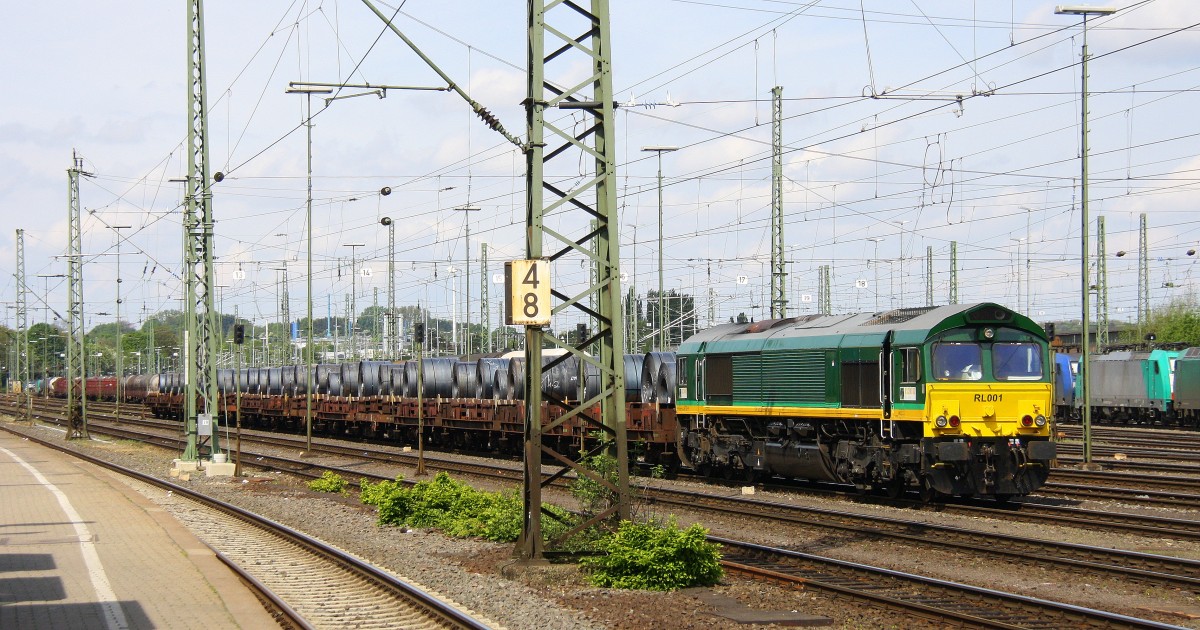 Die Class 66 RL001 von Captrain steht in Aachen-West mit einem Coilzug aus Bremen(D) nach Kinkempois(B) und wartet auf die Abfahrt nach Belgien. Aufgenommen vom Bahnsteig in Aachen-West bei schönem Frühlingswetter am Mittag vom 26.4.2014.