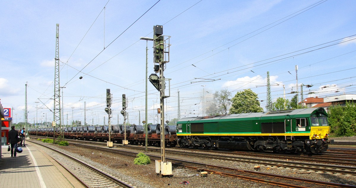 Die Class 66 RL001 von Captrain fährt mit viel Dieselpower mit einem Coilzug aus Bremen(D) nach Kinkempois(B) bei der Ausfahrt aus Aachen-West und fährt in Richtung Montzen/Belgien. Aufgenommen vom Bahnsteig in Aachen-West bei schönem Frühlingswetter am Mittag vom 26.4.2014.