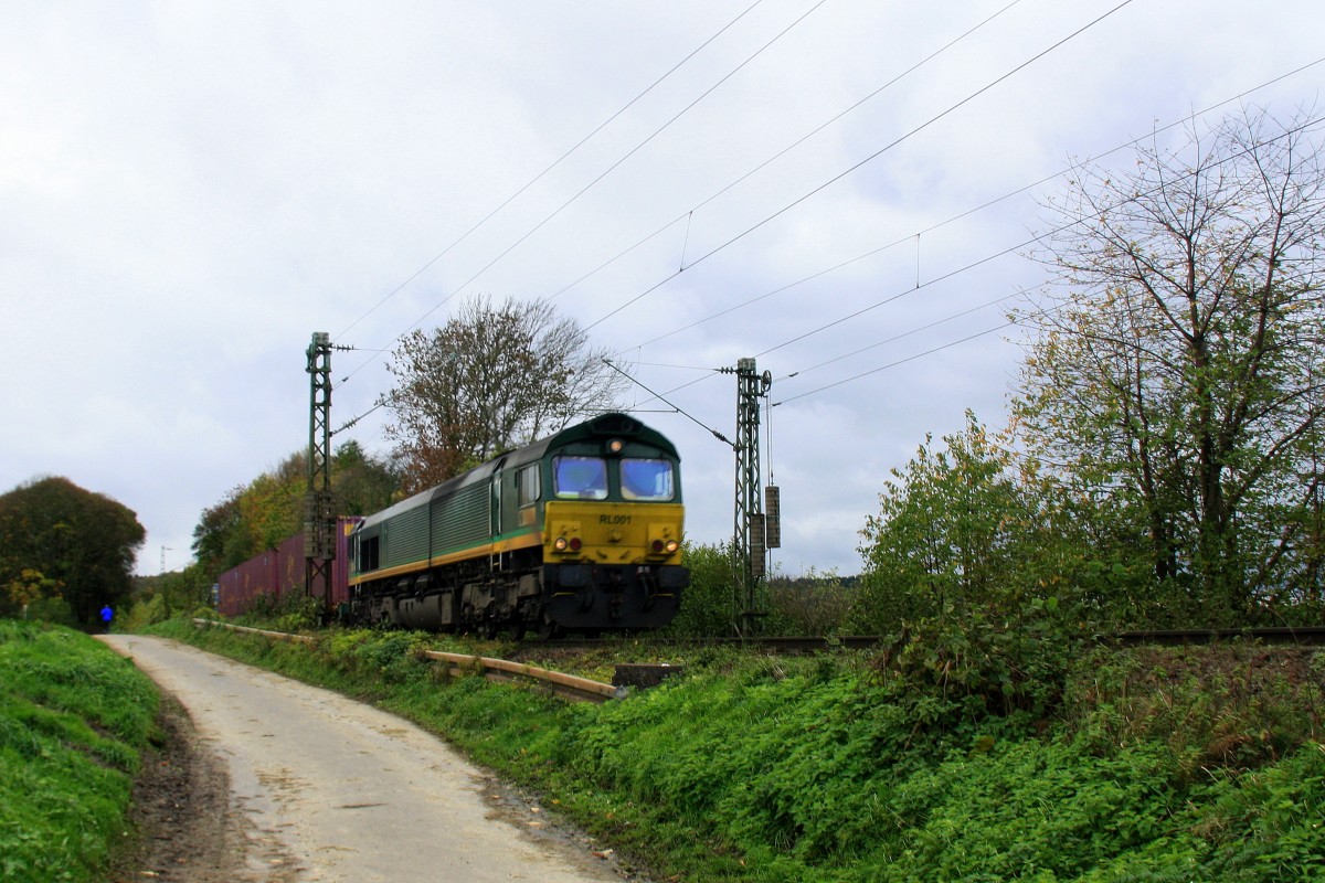 Die Class 66 RL001 von Railtraxx kommt mit einem langen Containerzug aus Zeebrugge-Ramskapelle(B) nach Duisburg-Rheinhausen(D) aus Belgien und fhrt die Gemmenicher-Rampe Gemmenicher-Rampe herunter nach Aachen-West.
Aufgenommen an der Montzenroute am Gemmenicher-Weg bei Regenwolken am Nachtmittag vom 3.11.2013.