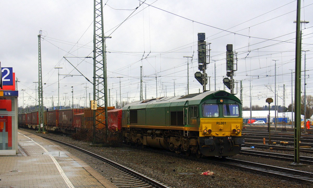 Die Class 66 RL001 von Railtraxx fährt mit viel Dieselpower mit einem KLV-Containerzug aus Bierset-Awans(B) nach Basel(CH) bei der Abfahrt aus Aachen-West und fährt in Richtung Aachen-Schanz,Aachen-Hbf,Aachen-Rothe-Erde,Stolberg-Hbf(Rheinland)Eschweiler-Hbf,Langerwehe,Düren,Merzenich,Buir,Horrem,Kerpen-Köln-Ehrenfeld,Köln-West,Köln-Süd. 
Aufgenommen vom Bahnsteig in Aachen-West. 
Bei Nieselregen am Mittag vom 20.2.2016.