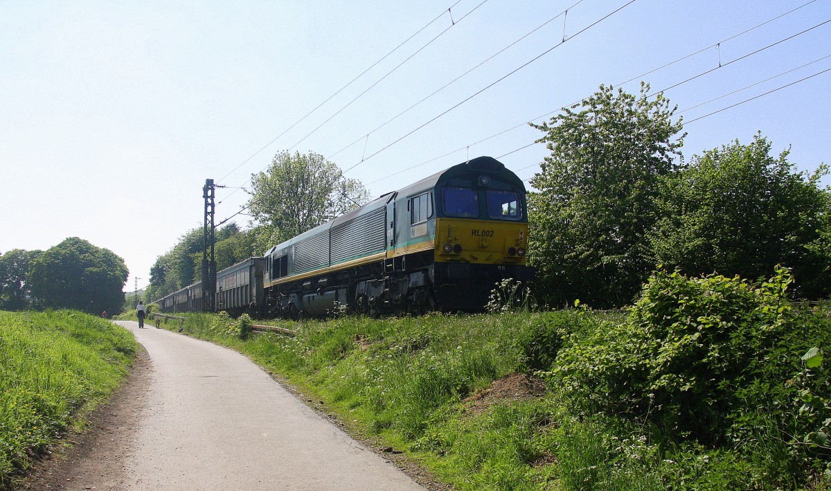 Die Class 66 RL002/V270 von der Rurtalbahn  kommt die Gemmenicher-Rampe herunter nach Aachen-West mit einem Kurzen Bleizug aus Antwerpen-Lillo(B) nach Stolberg-Hammer(D).
Aufgenommen an der Gemmenicher-Rampe am Gemmenicher-Weg auf dem Montzenroute.
Bei schönem Frühlingswetter am 15.5.2015.