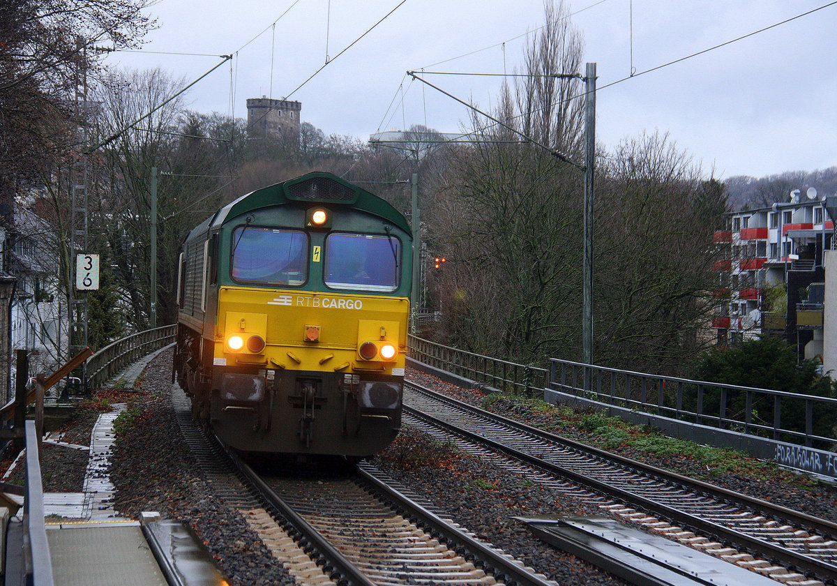 Die Class 66 von der Rurtalbahn-Cargo  kommt als Lokzug aus Aachen-West nach Stolberg-Hbf aus Richtung Aachen-West und fährt durch Aachen-Schanz in Richtung Aachen-Hbf,,Aachen-Rothe-Erde,Aachen-Eilendorf,Stolberg-Hbf(Rheinland). 
Aufgenommen vom Bahnsteig von Aachen-Schanz.
Am Nachmittag vom 4.1.2018.