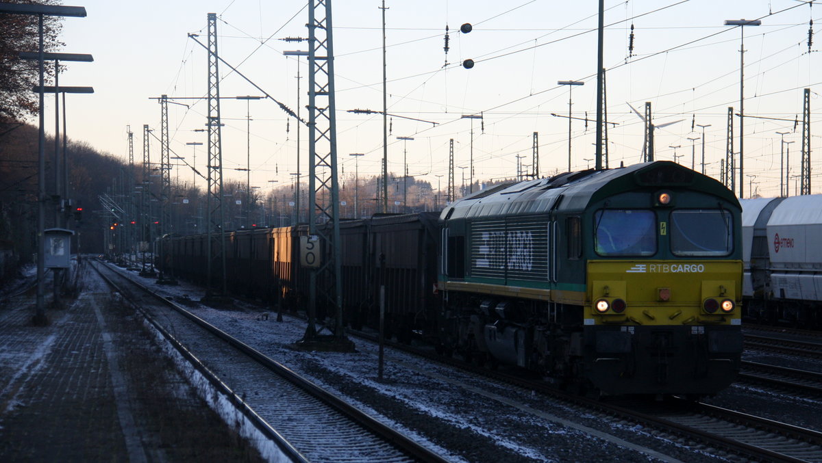 Die Class 66 von der Rurtalbahn steht in Aachen-West mit einem  Bleizug aus Antwerpen-Lillo(B) nach Stolberg-Hammer.
Aufgenommen vom Bahnsteig in Aachen-West.
Bei Sonnenschein am Kalten Nachmittag vom 30.12.2016. 