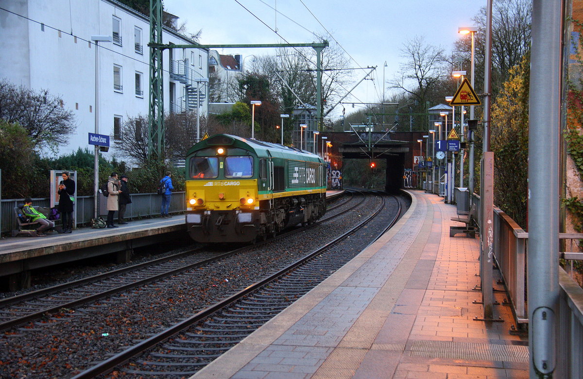 Die Class 66 V266/PB10 von der Rurtalbahn-Cargo kommt als Lokzug aus Stolberg-Rheinland nach Aachen-West und kommt aus Richtung Stolberg-Rheinland,Eilendorf,Aachen-Rothe Erde,Aachen-Hbf und fährt durch Aachen-Schanz in Richtung Aachen-West. 
Aufgenommen vom Bahnsteig von Aachen-Schanz. 
Am Kalten Nachmittag vom 11.12.2017.