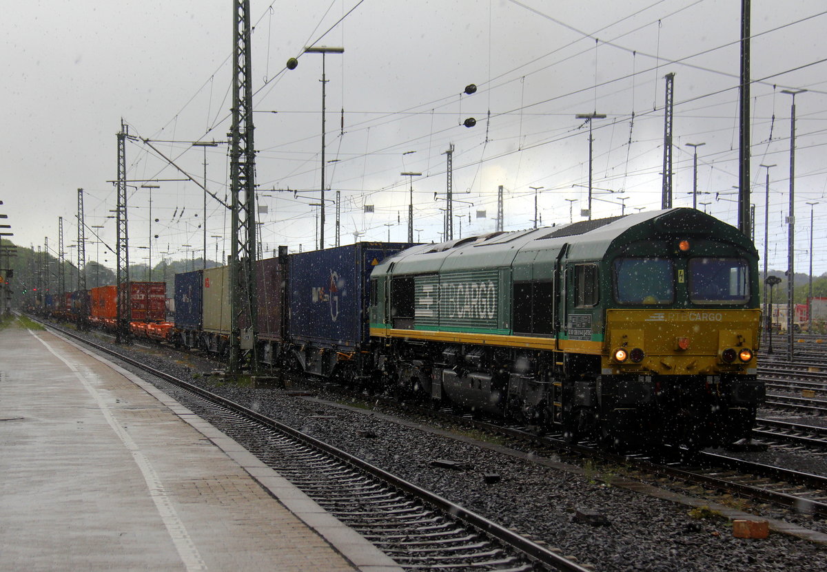 Die Class 66 V266/PB10 von der Rurtalbahn-Cargo fährt mit viel Dieselpower mit einem langen  KLV-Containerzug aus Frankfurt-Höchstadt am Main(D) nach Genk-Goederen(B)  bei der Ausfahrt aus Aachen-West in Richtung Montzen/Belgien. 
Aufgenommen vom Bahnsteig in Aachen-West.
Bei Schneeschauer im Mai am Kalten Nachmittag vom 4.5.2019.