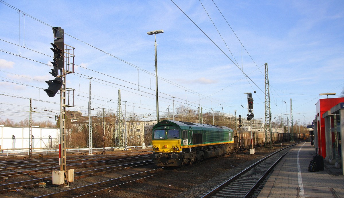 Die Class 66 V266/PB10 von der Rurtalbahn-Cargo kommt mit einem Kurzen Bleizug aus Antwerpen-Lillo(B) nach Stolberg-Hammer und fährt in Aachen-West ein.
Aufgenommen vom Bahnsteig in Aachen-West bei schönem Sonnenschein am Nachmittag vom 6.3.2015.