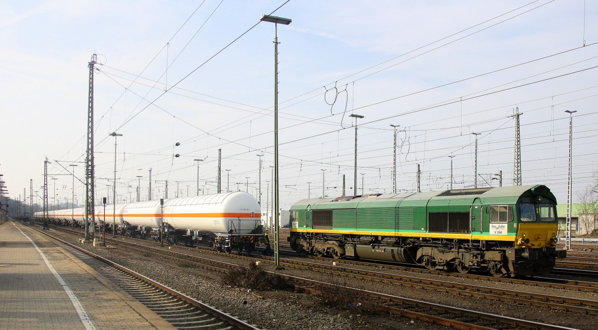 Die Class 66 V266/PB10 von der Rurtalbahn-Cargo rangiert in Aachen-West.
Aufgenommen vom Bahnsteig in Aachen-West bei schönem Sonnenschein am Nachmittag vom 23.3.2015.
