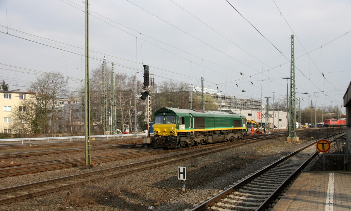 Die Class 66 V266/PB10 von der Rurtalbahn-Cargo rangiert in Aachen-West. Aufgenommen vom Bahnsteig in Aachen-West bei schönem Sonnenschein am Nachmittag vom 23.3.2015. 