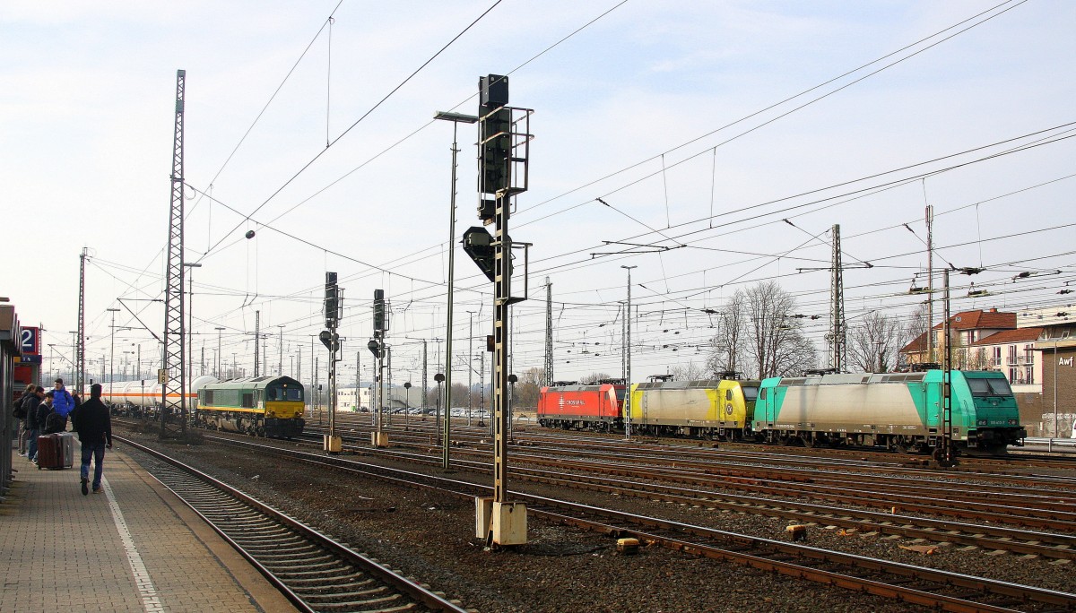 Die Class 66 V266/PB10 von der Rurtalbahn-Cargo fährt mit viel Dieselpower mit einem Gaszug von Aachen-West nach Antwerpen-Waaslandhaven(B) bei der Ausfahrt aus Aachen-West und fährt in Richtung Montzen/Belgien. 
Aufgenommen vom Bahnsteig in Aachen-West  bei schönem Sonnenschein am Nachmittag vom 23.3.2015. 