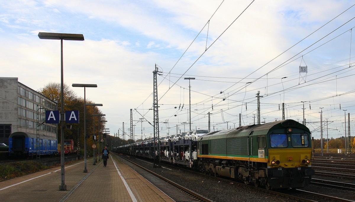 Die Class 66 V266/PB10 von der Rurtalbahn-Cargo  steht in Aachen-West mit einem langen Ford-Autozug aus Dillingen(an der Saar)D) nach Antwerpen-Waaslandhaven(B).
Aufgenommen vom Bahnsteig in Aachen-West Bei Sonne und Regenwolken am Nachmittag vom 6.11.2015.