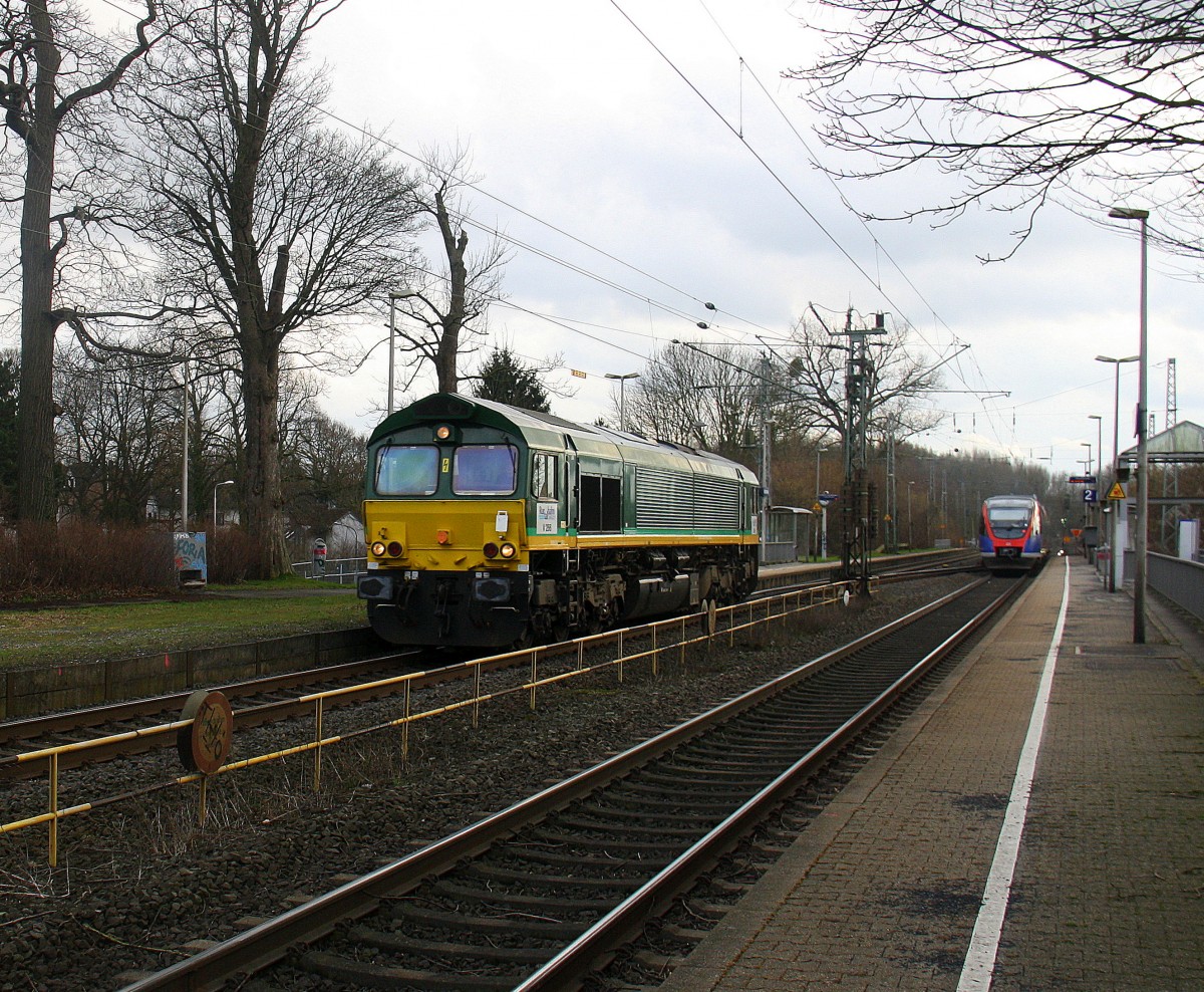 Die Class 66 V266/PB10 von der Rurtalbahn-Cargo kommt aus Richtung Aachen-West,Laurensberg,Richterich und fährt durch Kohlscheid und fährt als Lokzug aus Aachen-West nach Sittard(NL) und fährt in Richtung Herzogenrath. 
Aufgenommen von Bahnsteig 2 in Kohlscheid.
Bei Sonne und Wolken am Kalten Nachmittag vom 11.2.2016.