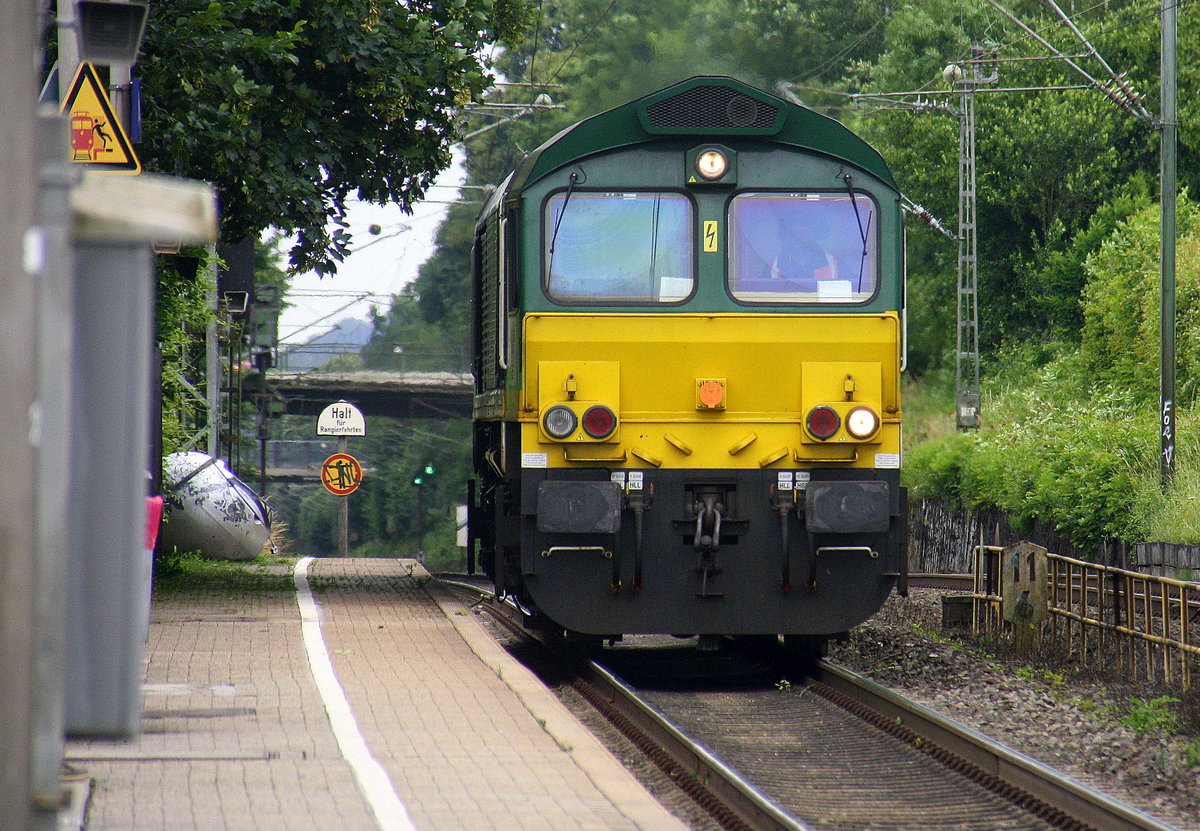 Die Class 66 V266/PB10 von der Rurtalbahn-Cargo kommt als Lokzug aus Oberhausen-West nach Aachen-West und fährt die Kohlscheider-Rampe hoch aus Richtung Herzogenrath und fährt durch Kohlscheid in Richtung Richterich,Laurensberg,Aachen-West. Aufgenommen von Bahnsteig 2 in Kohlscheid.
Am Morgen vom 29.6.2016. 