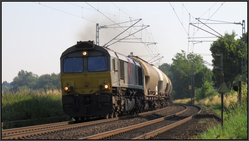 Die Class66 der Crossrail Benelux ist mit ihrer Güterfracht am Haken unterwegs nach Aachen West.Hier zu sehen am Bahnübergang bei Rimburg auf der Kbs 485 am 02.07.15.