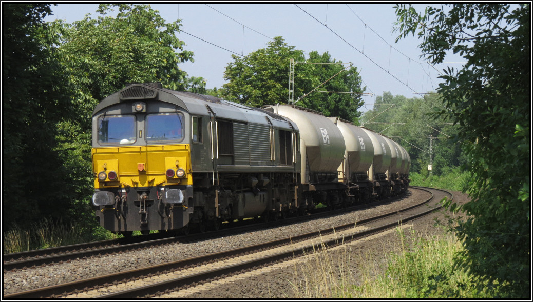 Die Class66 ist mit ihren Silowagenzug unterwegs nach Belgien. Hier zu sehen auf der Kbs 485 bei Rimburg am 16.Juli 2015.