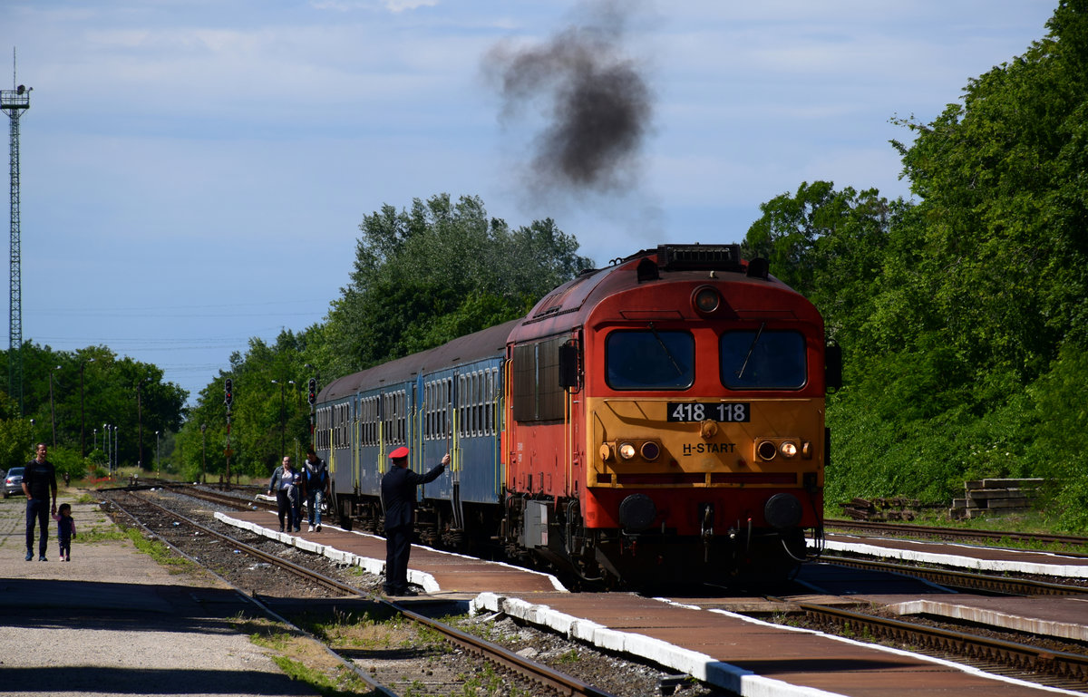 Die Classic Rassel 418 118 ist wieder im Einsatz Rund um Győr! 
Die Altbau Diesellok mit dem Zug 39517 von Veszprém nach Győr bei der Abfahrt von Bf. Győrszabadhegy.
30.05.2020.