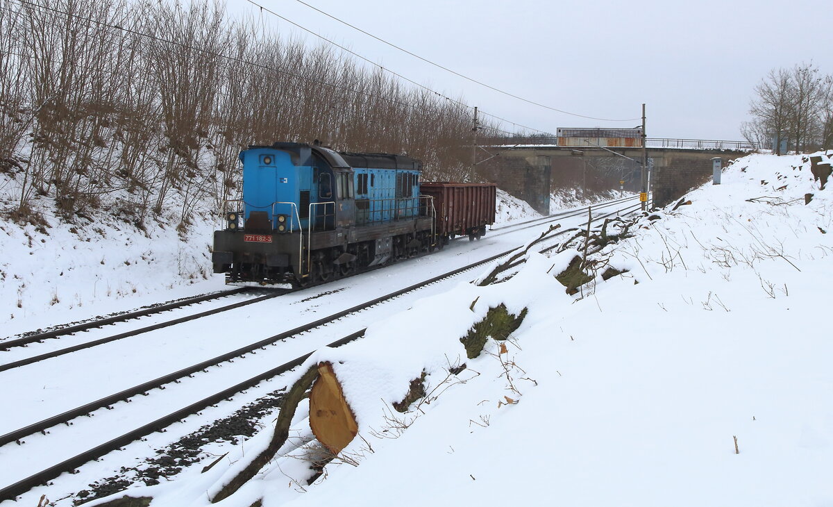 Die Cmelak 771 182 der CD Cargo ist noch eine der wenigen im Dienste. Hier am 29.01.2026 mit der Übergabe aus Kynspserk nad Ohri als Mn 87200 bei Nebanice und Winterwetter mit Schnee im Egertal