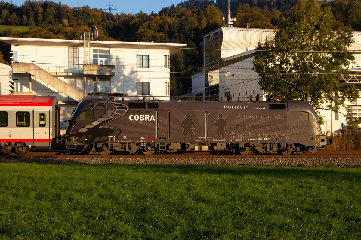 Die Cobara Lok (1116 182-7) am IC 119 bei Schwarzach nach Dornbirn. 1.11.18