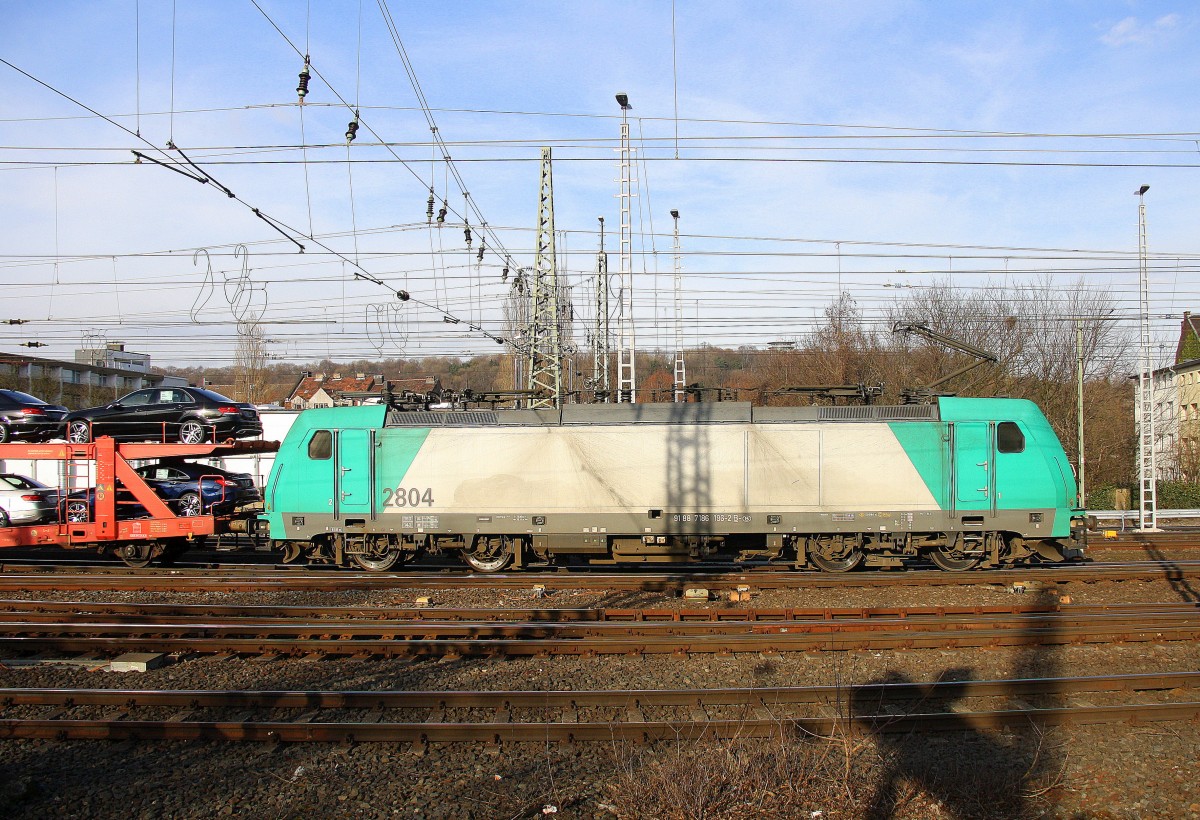 Die Cobra 2804 fährt mit einem langen Mercedes-Autozug aus Kornwestheim nach Zeebrugge-Ramskapelle(B)  bei der Ausfahrt aus Aachen-West und fährt in Richtung Montzen/Belgien. Aufgenommen vom Bahnsteig in Aachen-West. Bei schönem Sonnenschien am Nachmittag vom 6.3.2015.