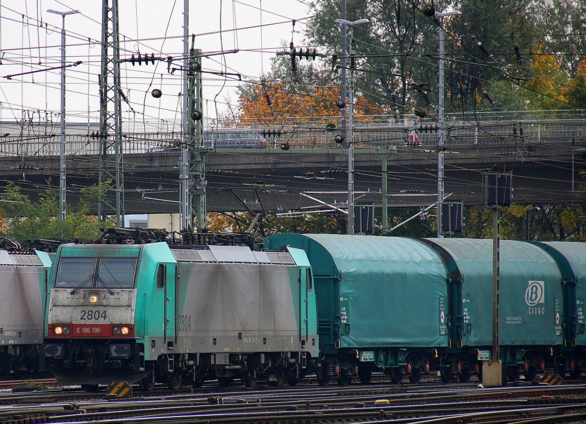 Die Cobra 2804 kommt aus Richtung Köln,Aachen-Hbf,Aachen-Schanz  mit einem Kurzen Coilzug aus  Köln-Gremberg(D) nach  Kinkempois(B) und fährt in Aachen-West ein. Aufgenommen vom Bahnsteig in Aachen-West .
Bei Sonne und Regenwolken am 18.10.2015.