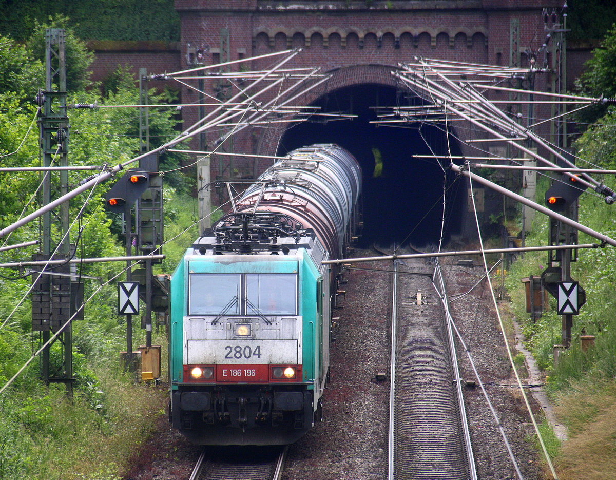 Die Cobra 2804  kommt aus dem Gemmenicher-Tunnel mit einem Kesselzug aus  	Antwerpen-Petrol(B) nach Heilbronn(D) und fährt nach Aachen-West und rollt die Gemmenicher-Rampe herunter nach Aachen-West. 
Aufgenommen in Reinartzkehl auf der Montzenroute.
Am Nachmittag vom 30.6.2016.