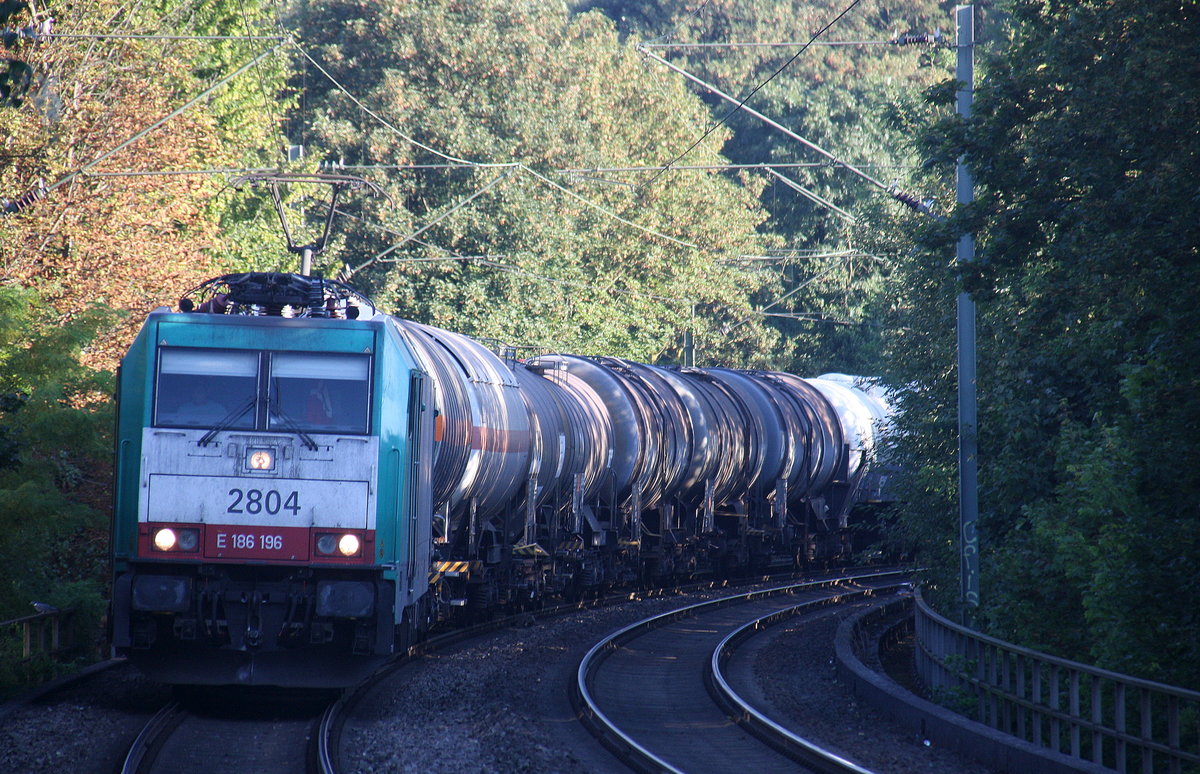 Die Cobra 2804 kommt durch Aachen-Schanz mit einem Kesselzug aus Antwerpen-BASF(B) nach Ludwigshafen-BASF(D) und kommt aus Richtung Aachen-West und fährt in Richtung Aachen-Hbf,Aachen-Rothe-Erde,Stolberg-Hbf(Rheinland)Eschweiler-Hbf,Langerwehe,Düren,Merzenich,Buir,Horrem,Kerpen-Köln-Ehrenfeld,Köln-West,Köln-Süd. Aufgenommen vom Bahnsteig von Aachen-Schanz.
An einem schönem Sommermorgen am Morgen vom 8.9.2016.