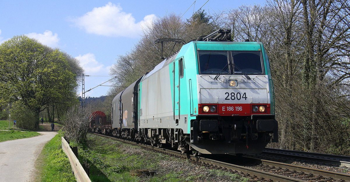 Die Cobra 2804 kommt die Gemmenicher-Rampe herunter nach Aachen-West mit einem langen gemischten Güterzug aus Antwerpen-Noord(B) nach Köln-Gremberg(D). Aufgenommen an der Gemmenicher-Rampe am Gemmenicher-Weg an der Montzenroute. 
Bei Frühlingswetter am 9.4.2016.