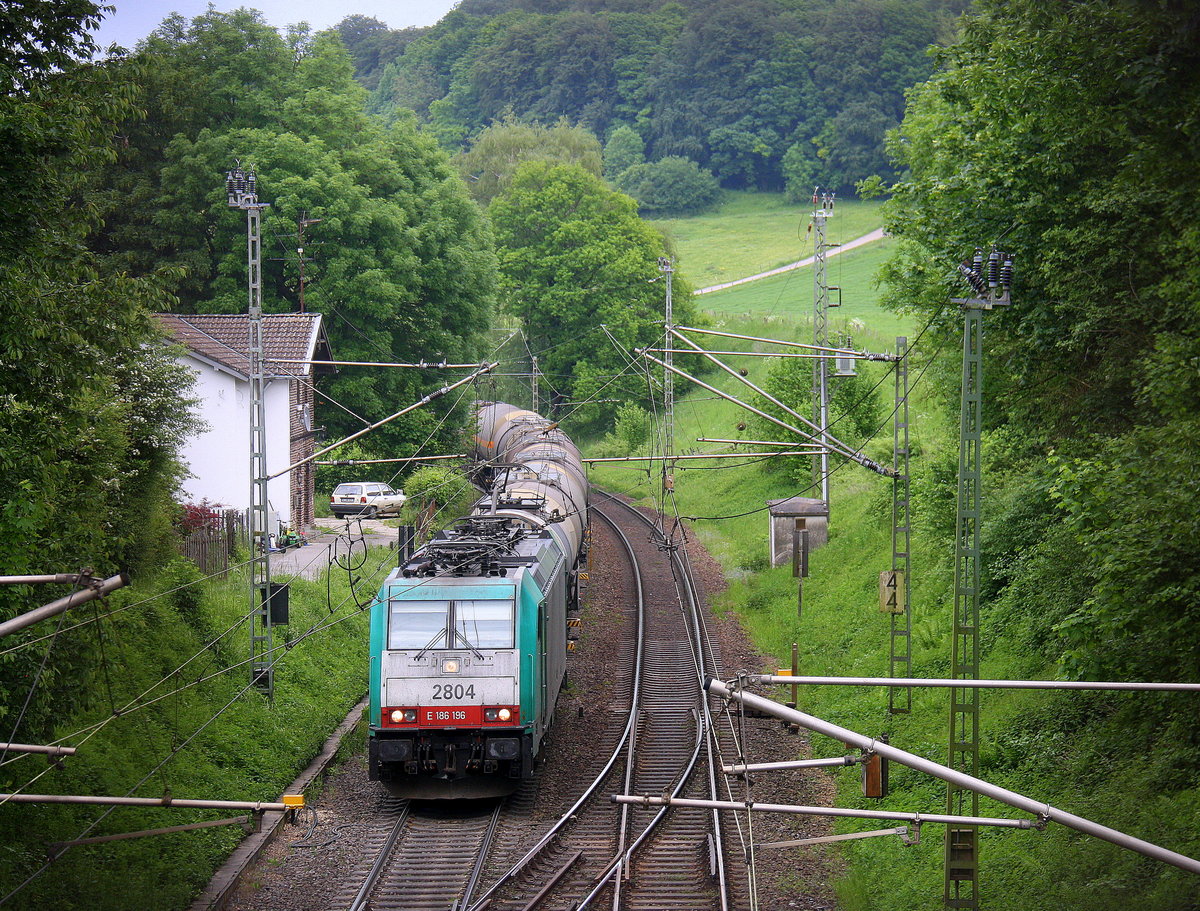 Die Cobra 2804  kommt die Gemmenicher-Rampe hochgefahren aus Aachen-West mit einem langen Kesselzug aus Ludwigshafen-BASF nach Antwerpen-BASF(B) und fährt gleich in den Gemmenicher-Tunnel hinein und fährt in Richtung Montzen/Vise(B). 
Aufgenommen in Reinartzkehl an der Montzenroute. 
Bei Sonne und Gewitterwolken am Mittag vom 27.5.2016.