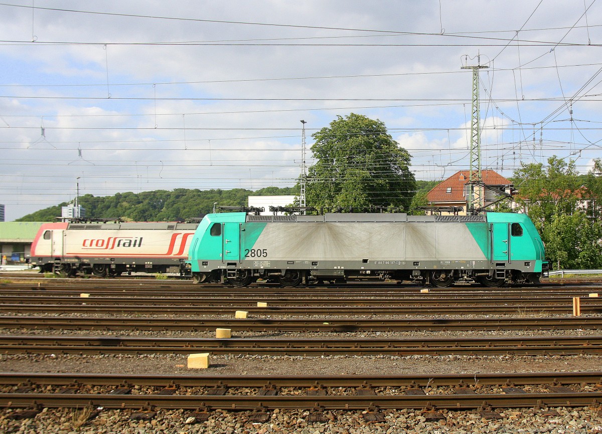 Die Cobra 2805 fährt als Lokzug von Aachen-West nach Belgien bei der Ausfahrt in Aachen-West und fährt in Richtung Montzen/Belgien.
Aufgenommen vom Bahnsteig in Aachen-West. 
Bei Sonne und Wolken am Abend vom 3.6.2015.
