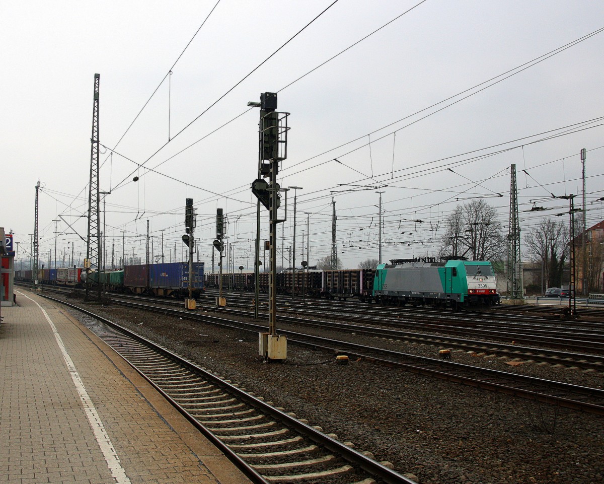 Die Cobra 2805 fährt mit einem langen gemischten Güterzug aus Köln-Gremberg nach Antwerpen-Noord(B) bei der Ausfahrt aus Aachen-West in Richtung Montzen/Belgien. Aufgenommen vom Bahnsteig in Aachen-West am 14.3.2015.
