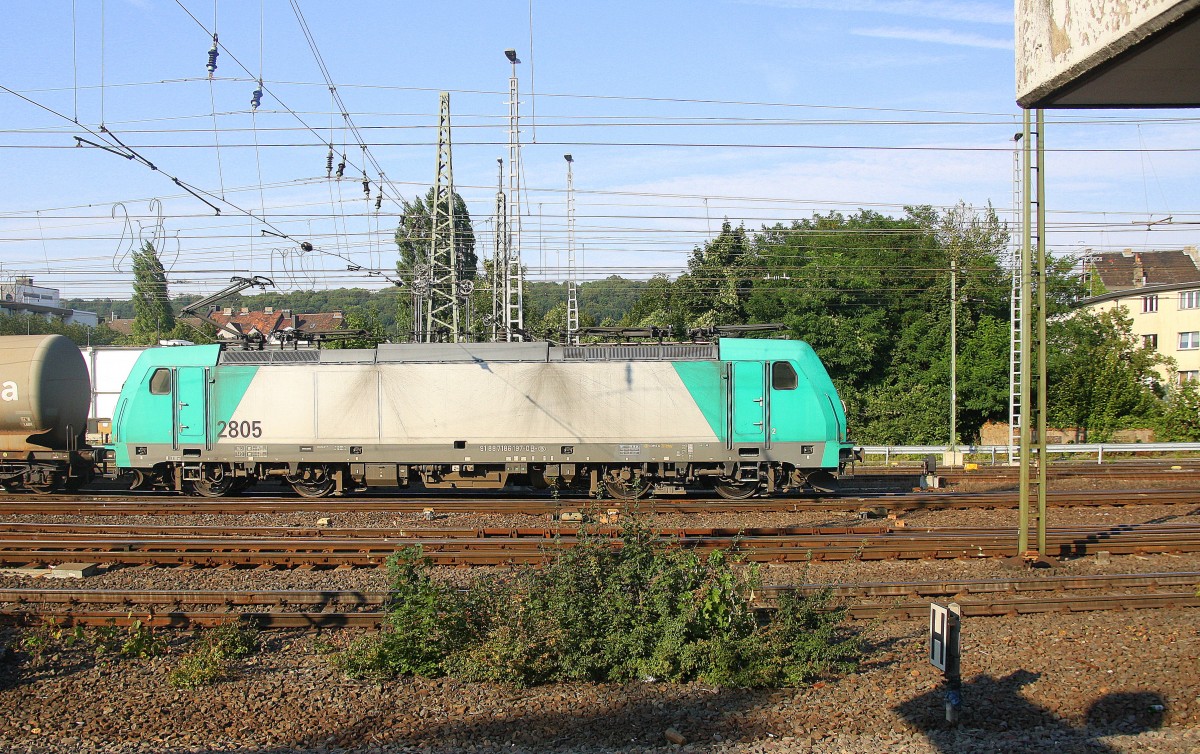 Die Cobra 2805 fährt mit einem langen gemischten Güterzug aus Antwerpen-Noord(B) nach Köln-Gremberg bei der Ausfahrt aus Aachen-West und fährt in Richtung Aachen-Schanz,Aachen-Hbf,Köln. Aufgenommen vom Bahnsteig in Aachen-West. 
Bei Sommerwetter am Abend vom 22.8.2015.