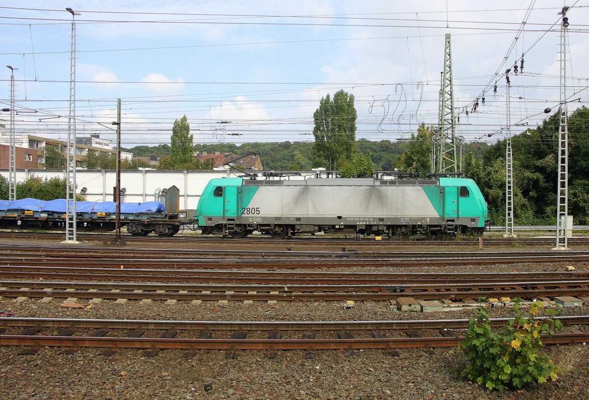 Die Cobra 2805 fährt mit einem Containerzug aus Gallarate(I) nach Antwerpen-Oorderen(B), aufgenommen bei der Ausfahrt aus Aachen-West in Richtung Montzen/Belgien. Aufgenommen vom Bahnsteig in Aachen-West. Bei Sonne und Wolken am Nachmittag vom 20.9.2015.