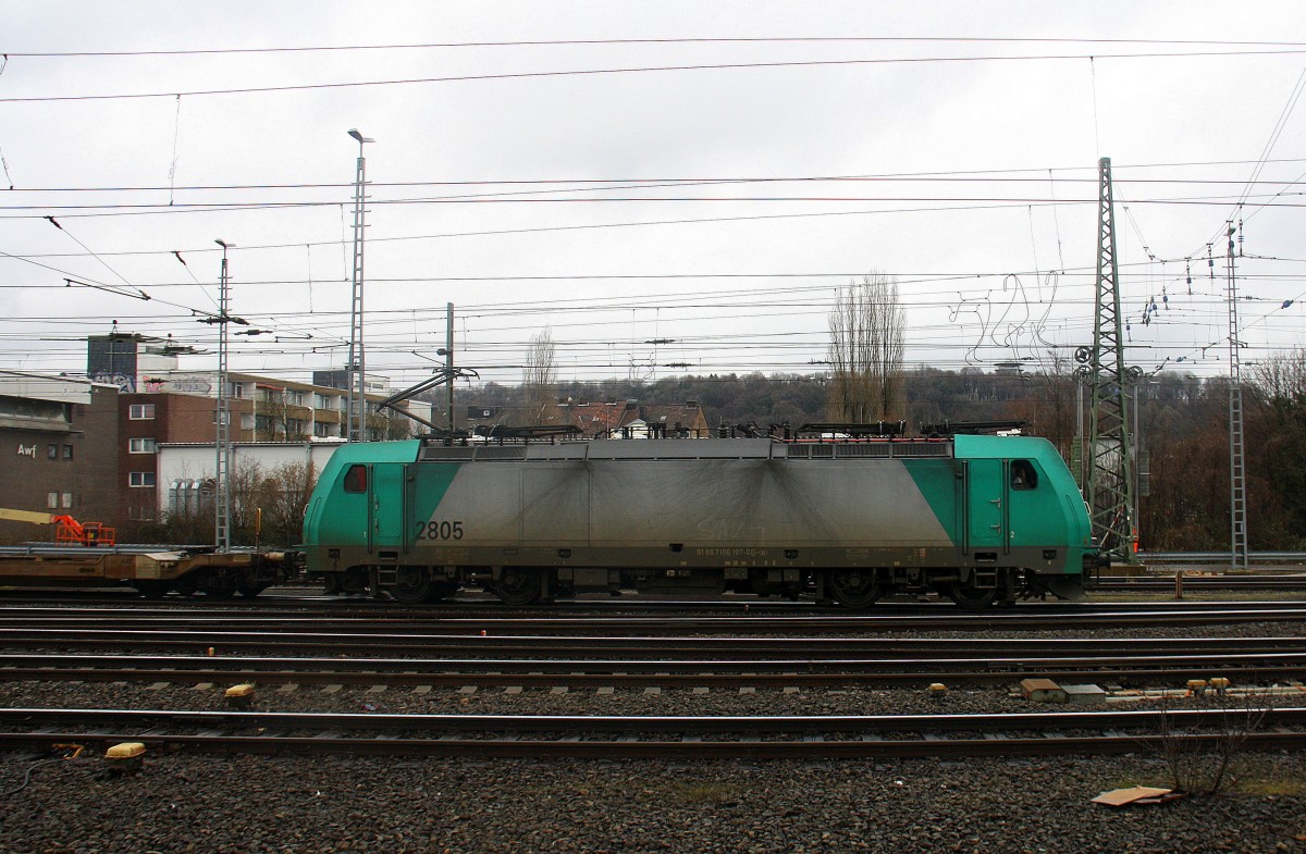 Die Cobra 2805 fährt mit einem Güterzug von Aachen-West nach Belgien  bei der Ausfahrt aus Aachen-West in Richtung Montzen/Belgien. 
Aufgenommen vom Bahnsteig in Aachen-West. 
 Bei Nieselregen am Mittag vom 20.2.2016.