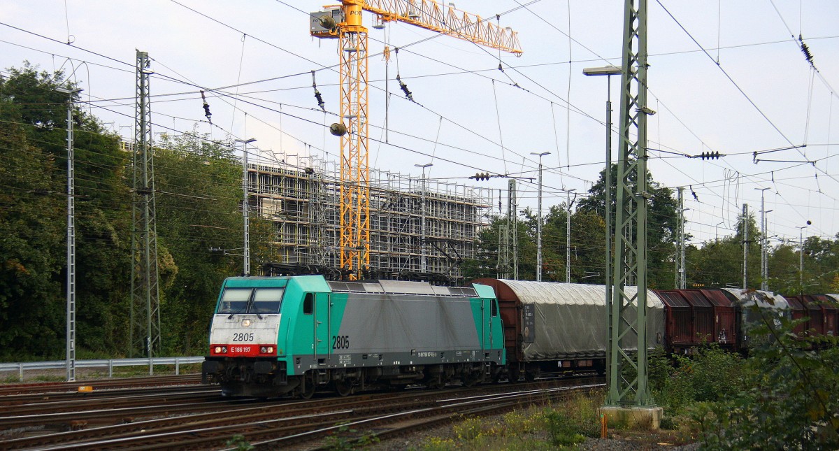 Die Cobra 2805 kommt aus Richtung Köln,Aachen-Hbf mit einem langen gemischten Güterzug aus Köln-Gremberg nach Antwerpen-Noord(B) und fährt in Aachen-West ein.
Aufgenommen vom Bahnsteig in Aachen-West bei schönem Sonnenschien am Abend vom 19.9.2014.