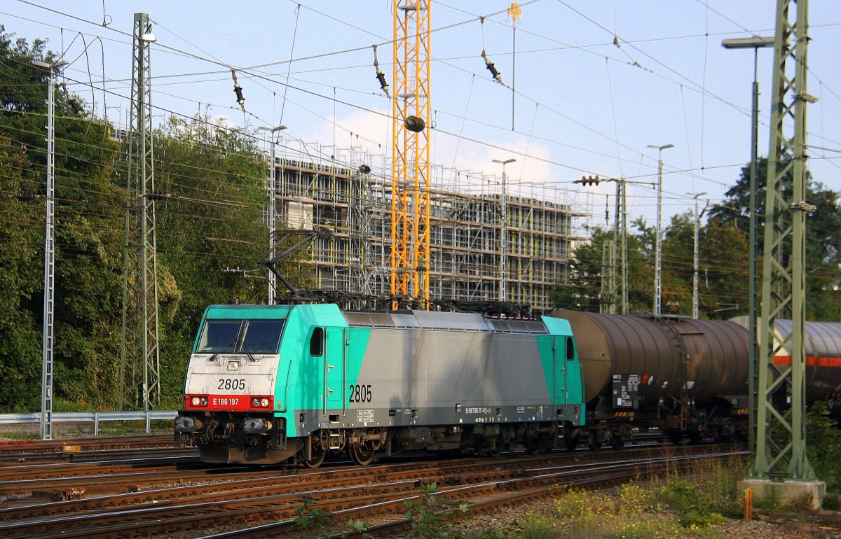 Die Cobra 2805 kommt aus Richtung Montzen/Belgien mit einem Kesselzug aus Antwerpen-BASF nach Ludwigshafen-BASF und fährt in Aachen-West ein.
Aufgenommen vom Bahnsteig in Aachen-West bei schönem Sonnenschein
am 22.9.2014.