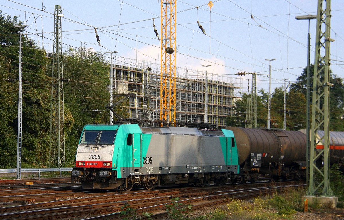 Die Cobra 2805 kommt aus Richtung Montzen/Belgien mit einem Kesselzug aus Antwerpen-BASF nach Ludwigshafen-BASF und fährt in Aachen-West ein.
Aufgenommen vom Bahnsteig in Aachen-West bei schönem Sonnenschein
am 22.9.2014.