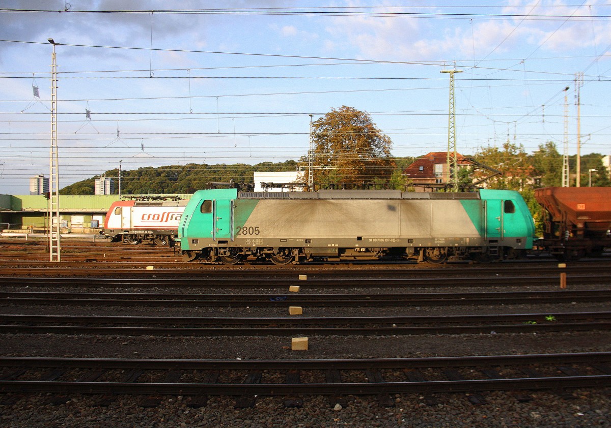Die Cobra 2805  kommt aus Richtung Montzen/Belgien mit einem langen Kohlenzug aus Gent-Zeehaven(B) nach Garching(D) und fährt in Aachen-West ein.
Aufgenommen vom Bahnsteig in Aachen-West.
In der Abendsonne am Abend vom 25.9.2015.