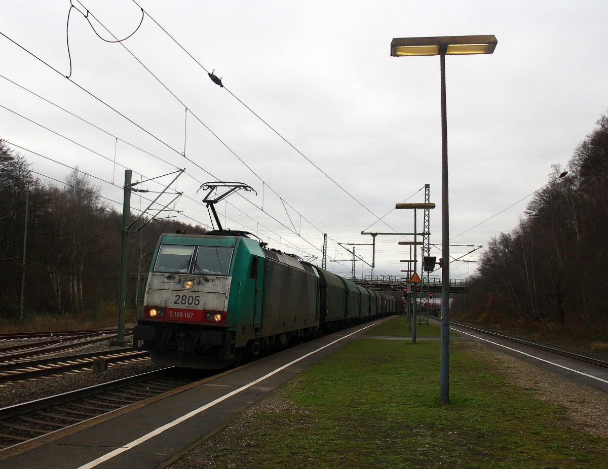 Die Cobra 2805 kommt aus Richtung Aachen-West mit einem Kurzen Coilzug aus Kinkempois(B) nach Köln-Gremberg und fährt durch den Stolberger-Hbf in Richtung Eschweiler,Nothberg,Düren,Merzenich,Buir,Horrem,Kerpen-Köln-Ehrenfeld,Köln-West,Köln-Süd.
Bei Wolken am Kalten Mittag vom 12.12.2015.