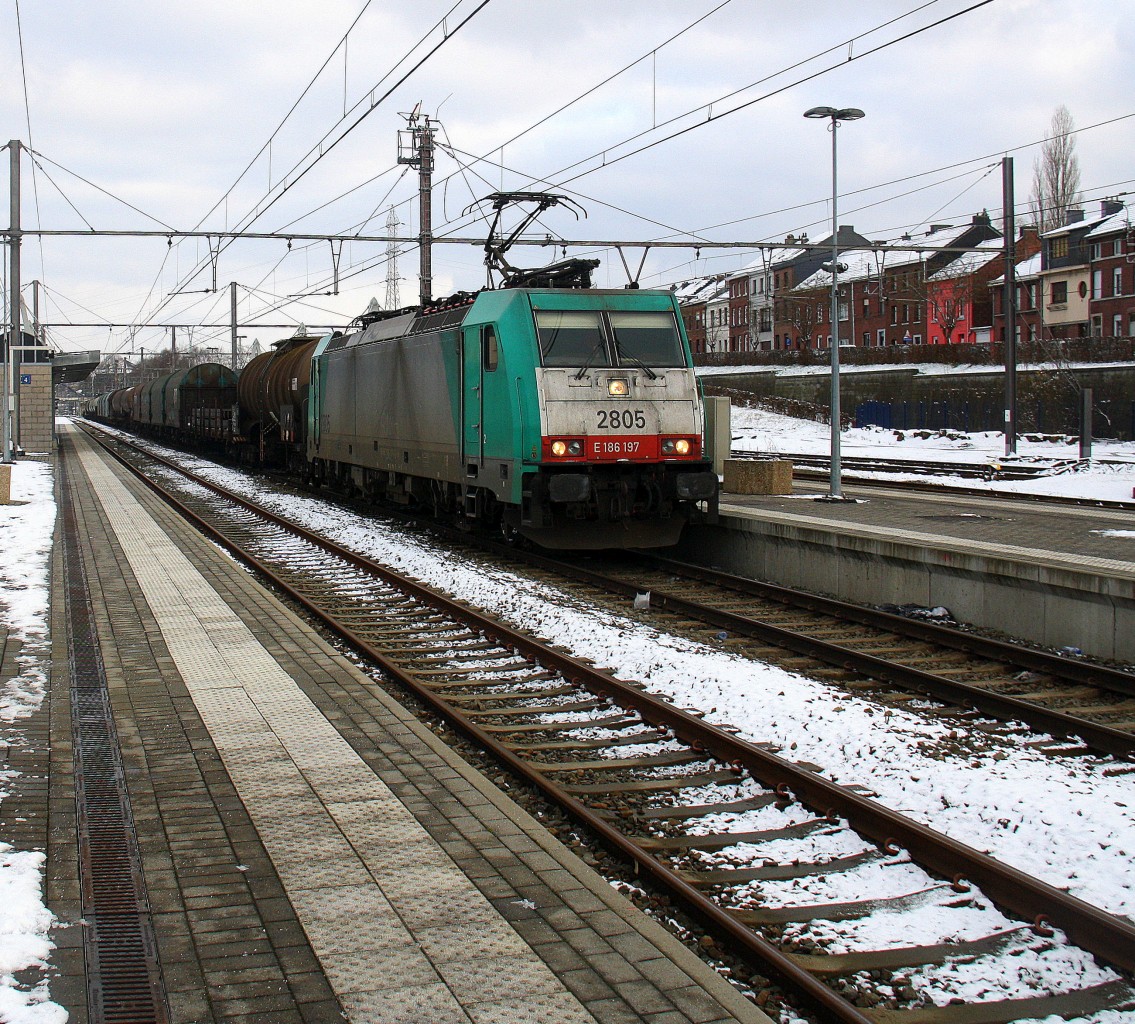 Die Cobra 2805 kommt aus Richtung Aachen-Hbf,Aachen-Süd(D),Hergenrath(B) als Umleiter mit einem langen gemischten Güterzug aus Köln-Gremberg(D) nach Antwerpen-Noord(B) und fährt durch den Bahnhof von  Welkenraedt(B) in Richtung  Montzen(B).
Aufgenommen am Bahnhof von Welkenraedt(B). Bei Schnee und Sonne am Kalten Nachmittag vom 17.1.2016.