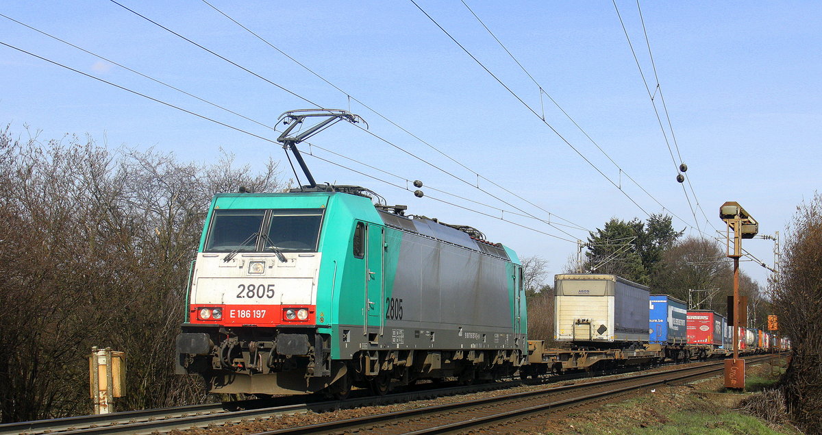 Die Cobra 2805 kommt aus Richtung Aachen-West und fährt die Gemmenicher-Rampe hoch mit einem langen Containerzug aus Gallarate(I) nach Antwerpen-Oorderen(B) und fährt in Richtung Montzen/Belgien. 
Aufgenommen an der Montzenroute am Gemmenicher-Weg. 
Bei schönem Frühlingswetter am Nachmittag vom 26.3.2016.